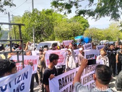 Massa Tuntut Blang Padang Dikembalikan ke Masjid Raya Geruduk Kantor Gubernur