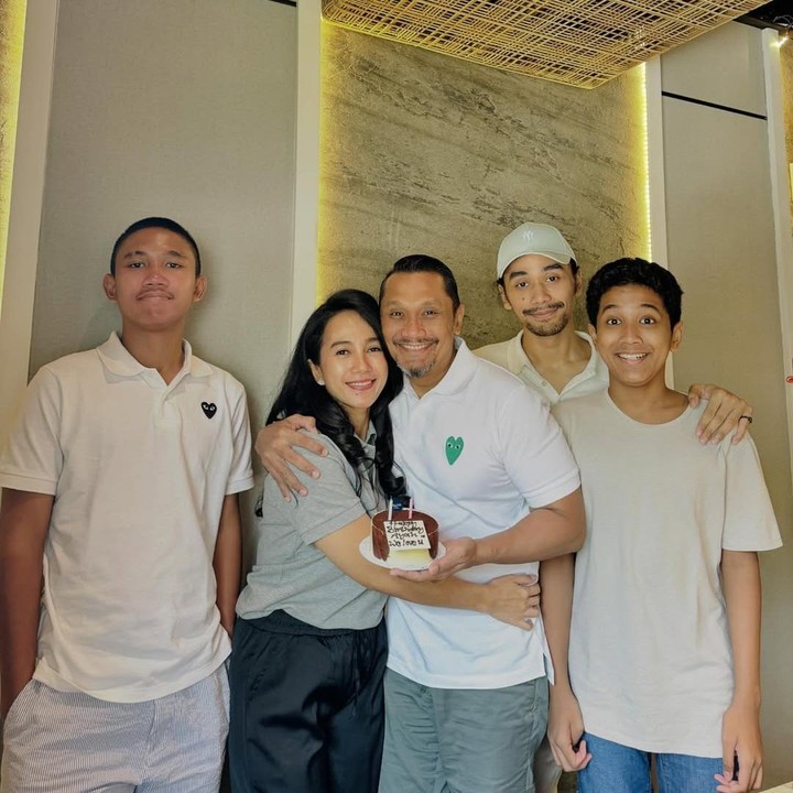<p>Setelah menikah, Mira&nbsp;tampaknya fokus membesarkan ketiga&nbsp;anak laki-lakinya, yakni&nbsp;Danindra, Dante, dan Dimitri. Anak pertama Mira, Danindra,&nbsp;sudah beranjak dewasa, Bunda. Sementara Dante dan Dimitri baru memasuki usia remaja. (Foto: Instagram @mira_asmara281)</p>