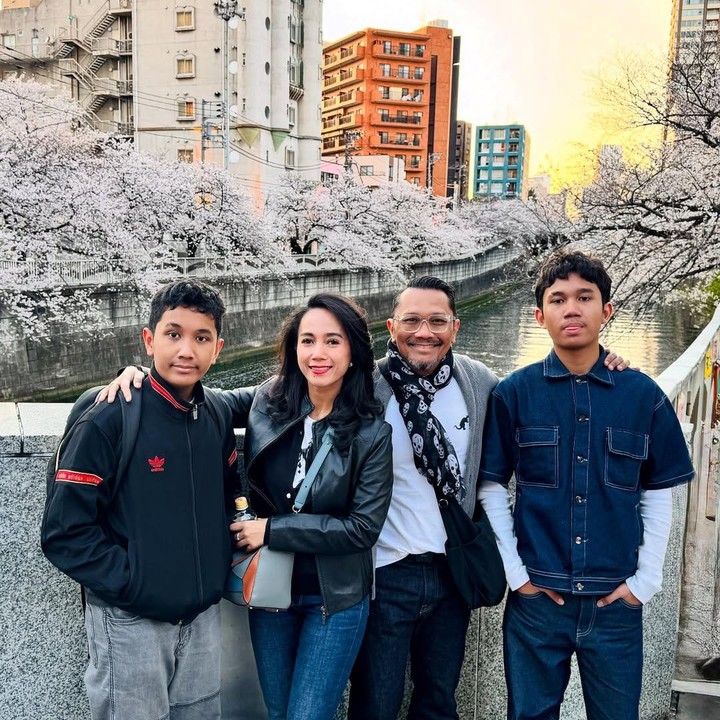 <p>Mira Asmara sering membagikan momen kebersamaan dengan keluarganya di media sosial. Belum lama ini, Mira mem-<em>posting</em> foto saat <em>quality time</em> dengan keluarga dan menikmati pemandangan bunga sakura di Jepang. "Merasakan pengalaman di&nbsp;Jepang melalui musim sakura yang ajaib," tulisnya dalam salah satu unggahan foto. (Foto: Instagram @mira_asmara281)</p>