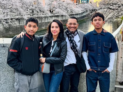 Lama Tak Terlihat, Ini Penampilan Terbaru Mira Asmara 'Jin dan Jun' Bersama Keluarga