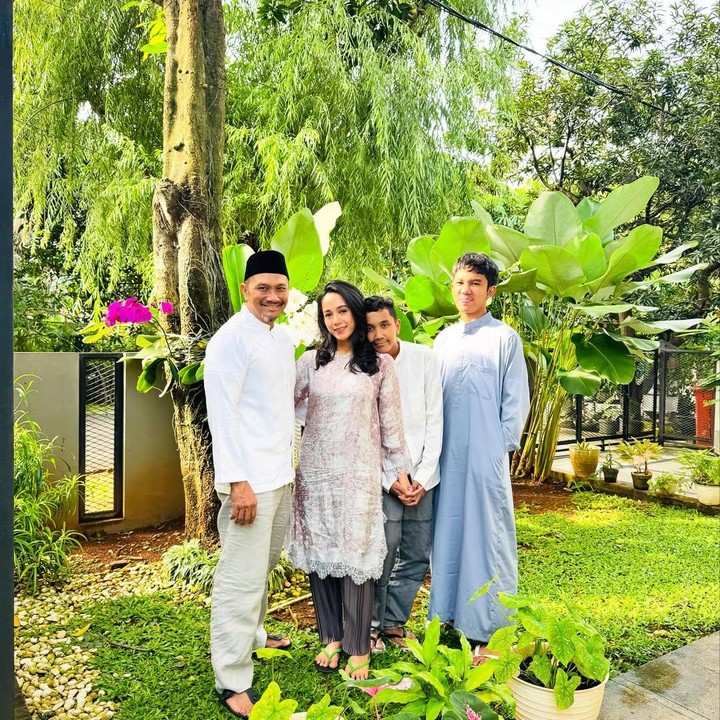 <p>Pada tahun 1998, Mira Asmara diketahui menikah dengan pria bernama Luli Widharmadi. Pernikahan ini berakhir cerai di tahun 2006. Pada 2007, Mira menikah lagi dengan pria bernama Ariseno Ridhwan. (Foto: Instagram @mira_asmara281)</p>