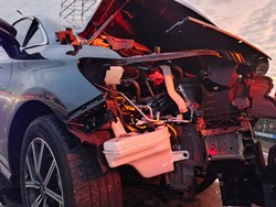 Mobil Listrik BYD Ringsek Usai Tabrak Belakang Truk di Tol Dalam Kota