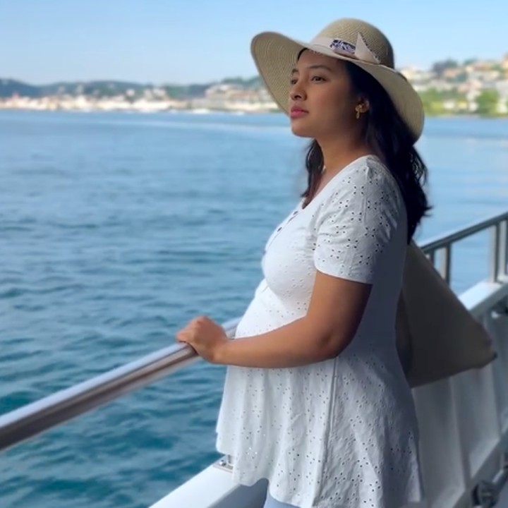 <p>Liburan kali ini tampaknya menjadi momen spesial bagi Nadia. Ia tak hanya bisa jalan-jalan menikmati suasana Swiss di bawah terik matahari, tapi juga menikmati pemandangan danau dari kapal yang ada di kawasan Vitznau dan Rigi. (Foto: Instagram @nadiasoekarno)</p>