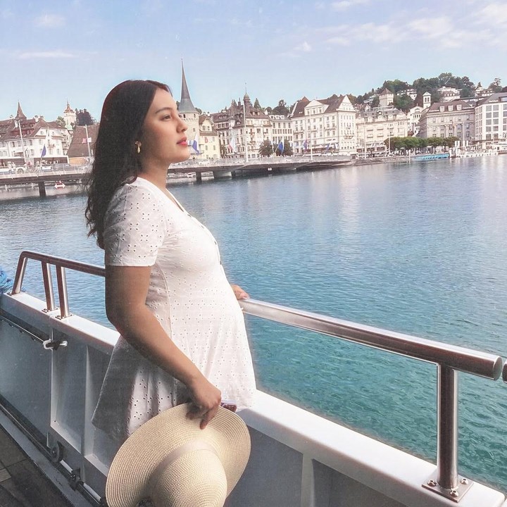 <p>Melalui unggahan di Instagram, beberapa netizen memuji penampilan Nadia yang makin cantik di kehamilan pertamanya. "Ka makin cantik bgt aura bumilnya," tulis akun @fe***. "Ya ampun bumil cantik banget! Sehat-sehat Kak Didi dan Mas Kama," ujar @no***. (Foto: Instagram @nadiasoekarno)</p>
