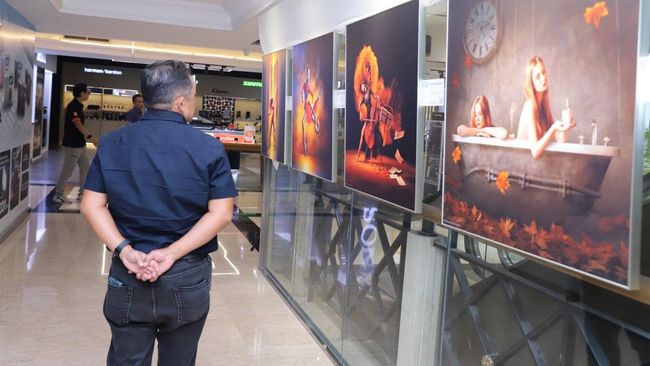 Pameran 'The Colors of Art' yang digelar di Ratu Plaza, Jakarta Pusat hingga 27 Juli mendatang menampilkan karya para fotografer amatir dari berbagai profesi.