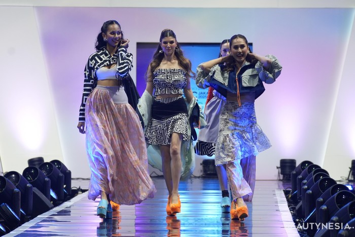 Penampilan Audrey Tapiheru, Alika Islamadina, Rangga Moela, & Rewind Band di Runway TS The Label 