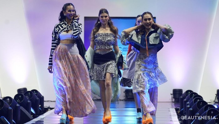 Penampilan Audrey Tapiheru, Alika Islamadina, Rangga Moela, & Rewind Band di Runway TS The Label 