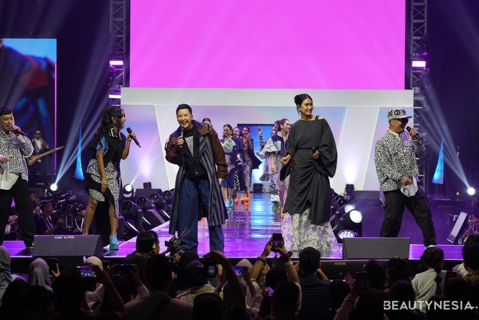Penampilan Ciamik Audrey Tapiheru, Alika Islamadina, Rangga Moela, dan Rewind Band untuk Koleksi TS The Label