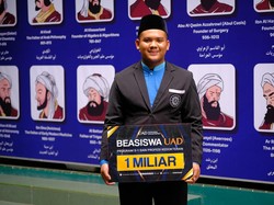 UAD Beri Beasiswa Kedokteran Rp 1 M untuk Edward Anak Petani Sragen