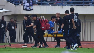 Berita Panas dari Dunia Sport CNN : Persib vs Port FC: Achmad Jufriyanto Alami Patah Tulang Rusuk