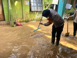 Polisi Bantu Bersih-bersih Rumah Warga Terdampak Banjir di Kebon Pala Jaktim