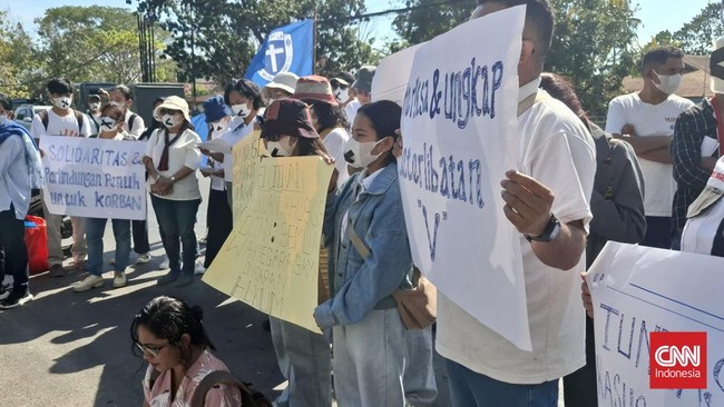 Sidang Eks Kapolres Ngada Tertutup, Aktivis Protes Nihil Pasal Narkoba Di sidang mantan Kapolres Ngada NTT, para aktivis perempuan memprotes ketiadaaan pasal narkoba dan perempuan V yang tidak tersentuh hukum.