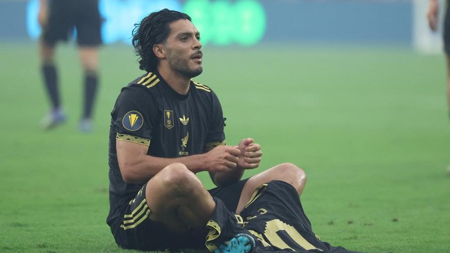 Penyerang Meksiko, Raul Jimenez viral di media sosial setelah selebrasi gol yang dilakukannya saat mengalahkan Amerika Serikat 2-1 di final Gold Cup.
