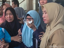 Isak Tangis Keluarga Korban Perampokan Gresik Minta Midhol Dihukum Mati