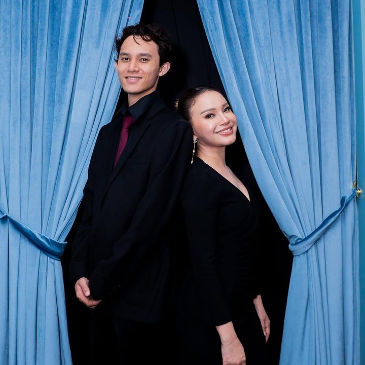 <p>Dalam acara <em>graduation dinner</em> ini, hampir semua yang hadir kompak mengenakan baju berwarna hitam. Rizky terlihat tampan mengenakan setelan jas hitam dengan dasi berwarna merah maroon. Sementara Rossa terlihat memakai gaun hitam. (Foto: Instagram @itsrossa910)</p>