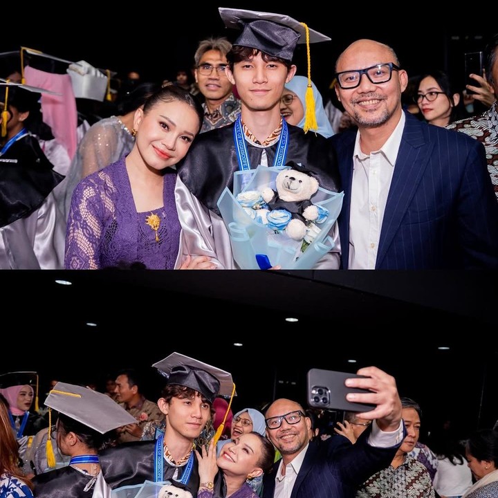<p>Pada pertengahan Juni lalu, Rossa dan Yoyo juga kompak menghadiri acara kelulusan sang putra. Keduanya terlihat begitu bahagia mendampingi Rizky yang telah lulus SMA. Meski telah bercerai, Rossa memang diketahui menjalin hubungan baik dengan mantan suaminya Yoyo. Keduanya selalu hadir dalam hidup Rizky dan memberikan dukungan kepada putranya itu. (Foto: Instagram @itsrossa910)</p>
