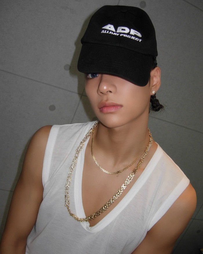Selain itu, Tarzzan juga bergabung dengan KPLUS (sebelumnya YG KPLUS), perusahaan manajemen model yang didirikan pada tahun 2008 silam. Ia pun debut sebagai model runway di Seoul Fashion Week 2022. Wih, keren sekali, ya!/ Foto: x.com/ALLDAY_PROJECT