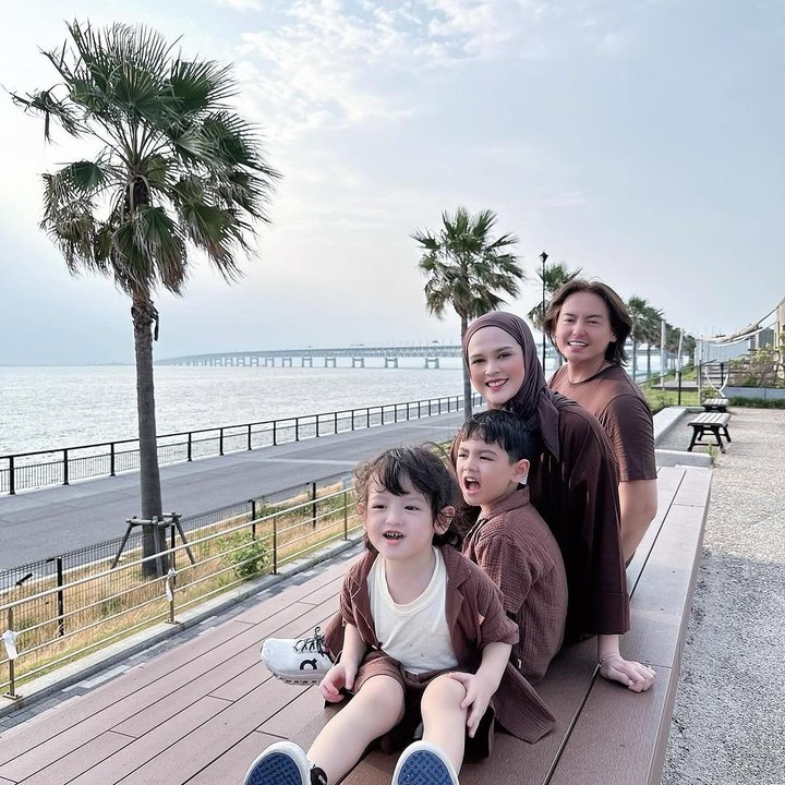 <p>Enggak kalah menarik, mereka juga tampil serasi dengan <em>outfit</em> senada warna cokelat. Aura kehangatan keluarga kecil ini makin terasa, apalagi senyum ceria yang terpancar dari wajah anak-anak mereka. (Foto: dok. instagram@cutratumeyriska)</p>