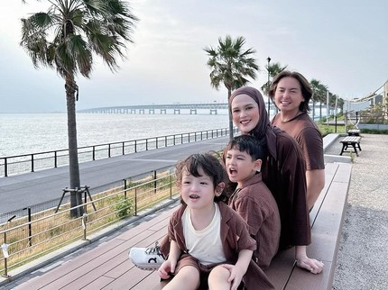 Serunya Liburan Cut Meyriska & Roger Danuarta di Jepang, Kompak Bareng Anak-Anak!