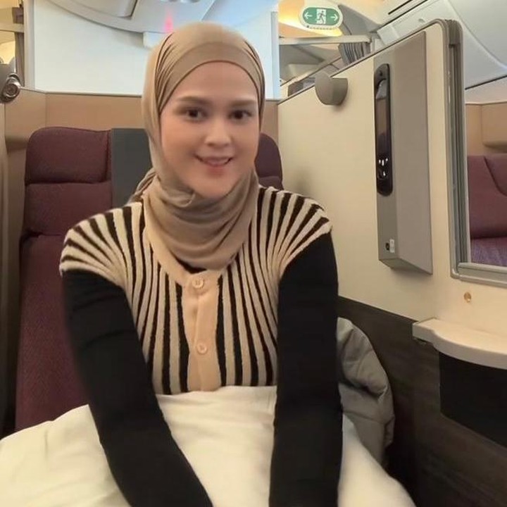 <p>Cut Meyriska dan Roger Danuarta baru saja membagikan momen liburan seru mereka ke Jepang bareng kedua anaknya, Shaquille Kaili Danuarta dan Jourell Kenzie Danuarta. Lewat deretan foto hangat, pasangan ini tampak menikmati waktu berkualitas bersama keluarga kecilnya. (Foto: dok. instagram@cutratumeyriska)</p>