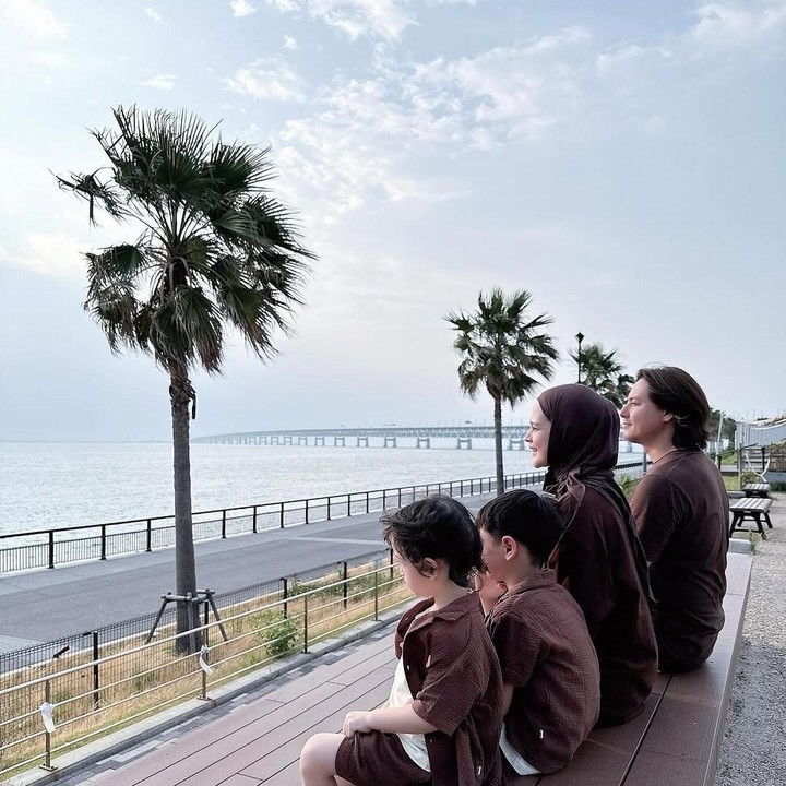 <p>Dalam salah satu foto <em>candid</em>, tampak keempatnya sedang melihat pemandangan, Roger, Cut Meyriska, kedua anaknya terlihat hangat dan kompak meski dalam momen sederhana.&nbsp;Keakraban mereka pun sukses bikin warganet ikut tersentuh. (Foto: dok. instagram@cutratumeyriska)</p>
