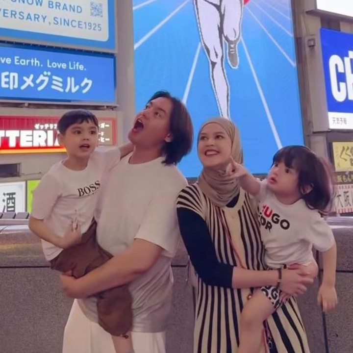 <p>Saat malam tiba, suasana jadi semakin syahdu. Mereka mengabadikan momen jalan-jalan malam bersama di Jepang. &ldquo;Waktu bersama keluarga adalah yang paling berharga,&rdquo; tulis Cut Meyriska lewat unggahan Instagramnya, Jumat (04/07/2025). (Foto: dok. instagram@cutratumeyriska)</p>