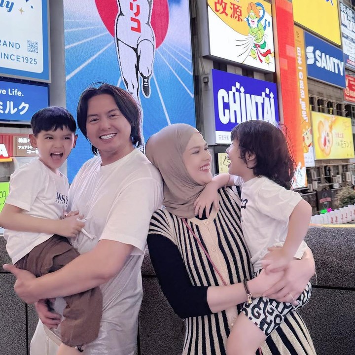 <p>Keluarga ini kembali membagikan momen malam hari di Jepang dalam potret bersama. Ekspresi bahagia mereka bikin siapa pun jadi ikut tersenyum melihatnya ya, Bunda! (Foto: dok. instagram@cutratumeyriska)</p>
