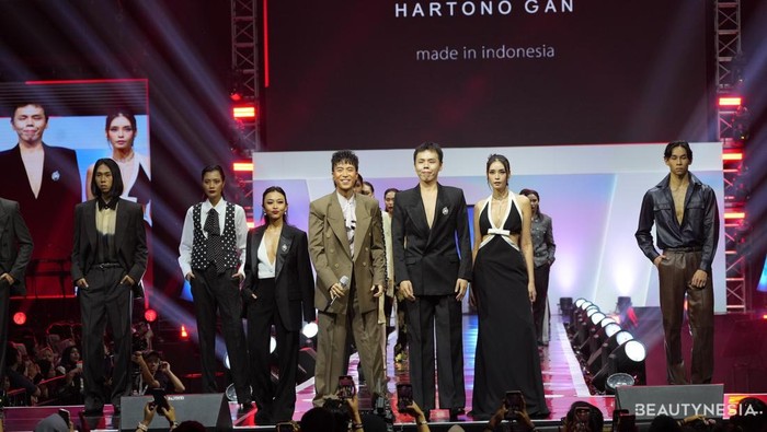 img-title Penampilan Memukau Vidi Aldiano dalam Balutan Koleksi Hartono Gan made in Indonesia di