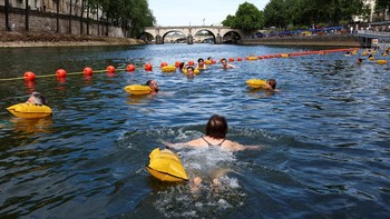 FOTO: Warga Paris Berenang di Sungai Seine Usai 100 Tahun Tutup