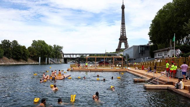 Sungai Seine di Paris, Prancis, kini resmi dibuka kembali untuk aktivitas berenang, sebuah tonggak sejarah yang menandai berakhirnya larangan selama 102 tahun.