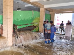 Detik-detik Tanggul Jebol Rendam Permukiman Warga di Pasming Jaksel