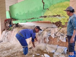 Tanggul Jebol, Musala dan Rumah di Jati Padang Jaksel Terendam Banjir