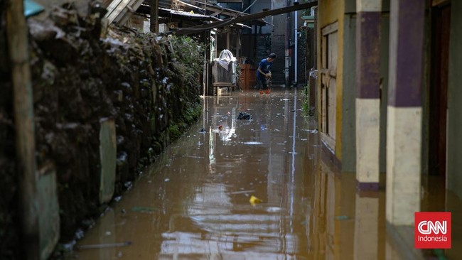 Sebanyak 58 RT di Jakarta masih terendam banjir hingga Senin (7/7) siang. Ratusan warga memilih mengungsi