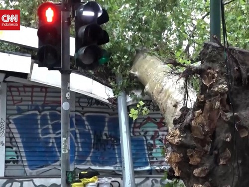 VIDEO: Badai Terjang Italia di Tengah Gelombang Panas, 1 Orang Tewas