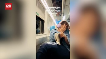 VIDEO: Detik-detik Kaca Kereta Dilempar Batu Kena Penumpang