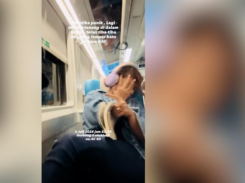 VIDEO: Detik-detik Kaca Kereta Dilempar Batu Kena Penumpang