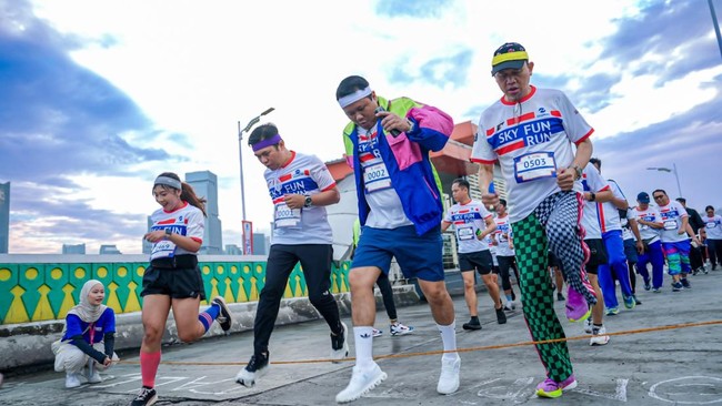 Transjakarta Sukses Bikin Nostalgia Lewat Jakarta Sky Fun Run 2025 Bertempat di jalur layang ikonik Koridor 13 Transjakarta, JSFR 2025 mengusung tema "Semangat 80-an" yang penuh nostalgia.