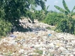 Miris! Aliran Irigasi Pertanian di Karawang Dipenuhi Sampah