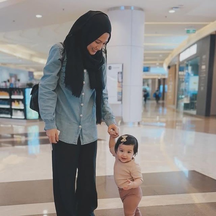 <p>Rumah tangga Alyssa Soebandono dan Dude Harlino semakin terasa lengkap dengan kehadiran anak ketiga mereka, Aisyah Aulia Putri Harlino. Si Kecil yang akrab disapa Aulia ini anak perempuan satu-satunya di antara dua kakak laki-lakinya. (Foto: Instagram @ichasoebandono)</p>