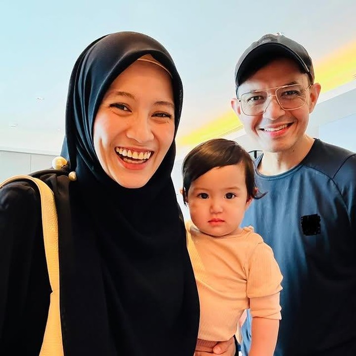 <p>Wajah Aulia pun sempat dirahasiakan sejak lahir. Namun, akhirnya Alyssa memperlihatkan wajah Aulia tepat saat putrinya berusia 4 bulan. "Sekarang usia aku sudah 4 bulan, Alhamdulillah. Di sebelah kanan kiri aku adalah Abang Rendra dan Abang Malik," tulis Alyssa kala itu. (Foto: Instagram @ichasoebandono)</p>