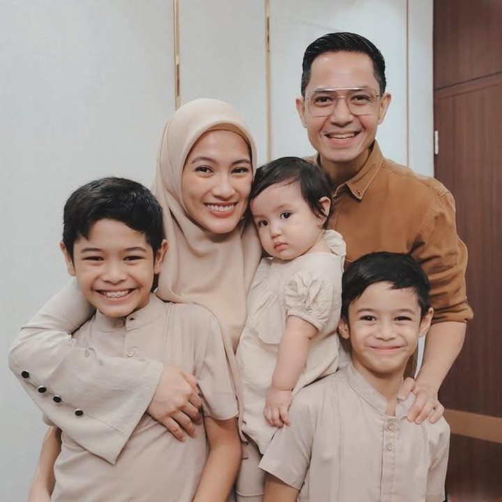 <p>Satu potret keluarga lengkap dengan nuansa <em>outfit</em> senada <em>cream</em> pun bikin netizen ramai komentar. &ldquo;MasyaAllah tiap kali Ka Icha <em>posting</em> Aulia aku jatuh cinta.. Cantik, gemoy, kalem masyaa Allaah sehat sehat yaa keluarga Ka Icha,&rdquo; tulis akun Instagram @ari*******. Akun lainnya @athe***** juga ikut berkomentar, "Auliaaa perempuan cool sedari kecill." (Foto: Instagram @ichasoebandono)</p>