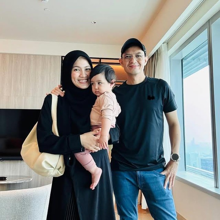 <p>Dalam unggahan lainnya, Aulia terlihat menggemaskan dengan ekspresi bangun tidurnya. Lagi-lagi ekspresi Aulia bikin netizen ramai berkomentar. "MasyaAllah Ade Lia gemess amat cantik," ujar akun @umm*********. Begitu juga dengan akun @mus******** yang menuliskan komentar, "MasyaAllah cantiknya si baby."&nbsp; (Foto: Instagram @ichasoebandono)</p>