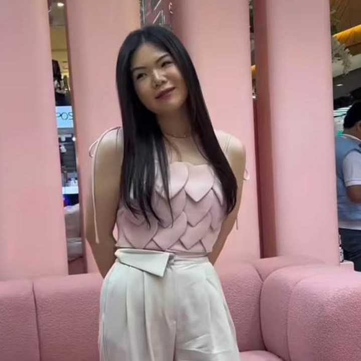 <p>Perubahan penampilan Shani menjadi hasil dari proses hidup sehat yang konsisten, mulai dari mengatur pola makan hingga rutin olahraga. Di foto ini, perubahan tubuhnya makin terlihat jelas lewat <em>clean</em>&nbsp;<em>outfit</em>&nbsp;yang ia kenakan. (Foto: Instagram @shaniamelia)</p>