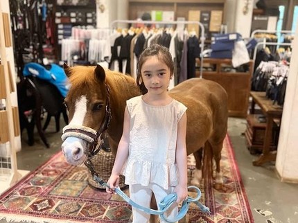 5 Potret Raqeema Putri Cantik Nabila Syakieb yang Jago Berkuda Sejak Kecil