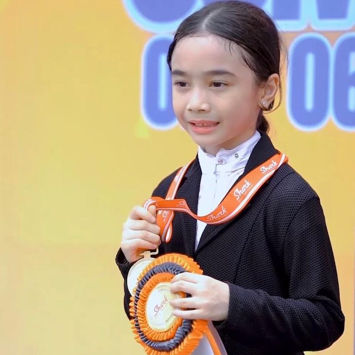 <p>Bukan sekadar hobi, dunia berkuda sudah menjadi bagian dari keseharian Raqeema. Bahkan pada Oktober 2024, ia sudah tampil di kompetisi berkuda pertamanya. "Kompetisi berkuda pertama Raqeema," tulis Nabila Syakieb melalui unggahan Instagramnya. (Foto: dok. instagram@nsyakieb85)</p>