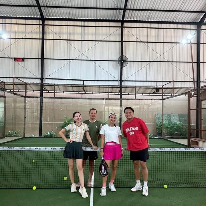 <p>Enggak melulu soal momen manis, Olivia dan Arief juga seru-seruan bareng di lapangan. Mereka terlihat kompak main padel bersama. (Foto: Instagram @oliviajensen)</p>