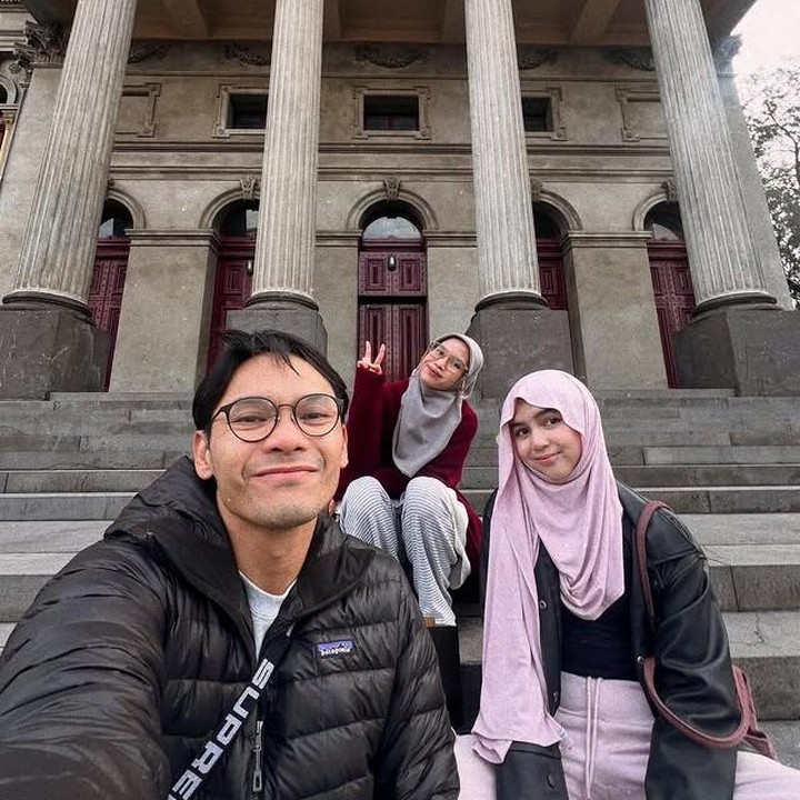 <p>Liburan keluarga memang selalu jadi momen berharga, apalagi kalau sekaligus tampil <em>stylish</em> di setiap destinasi. Seperti yang dilakukan Ben Kasyafani, sang istri Ines Nabila, dan putrinya, Sienna Ameerah Kasyafani, saat menikmati waktu bersama di Australia. (Foto: Instagram @nesyanabila)</p>