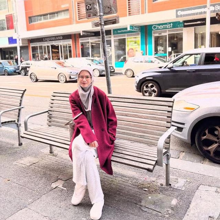 <p>Tampil sendiri dengan <em>outfit</em> maroon dipadukan abu-abu, Ines terlihat begitu manis duduk santai di Fitzroy. Gayanya simpel tapi tetap anggun, cocok banget&nbsp;jadi inspirasi <em>outfit</em> liburan yang kasual. &ldquo;Cinta,&rdquo; tulis Ines lewat unggahan Instagramnya, Senin (07/07/2025).&nbsp;(Foto: Instagram @nesyanabila)</p>