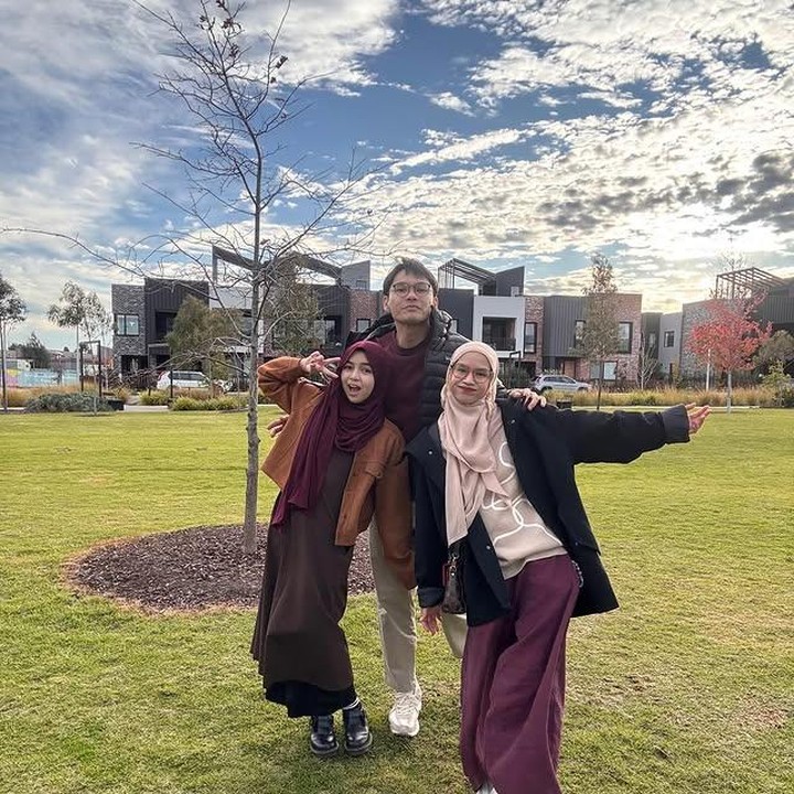 <p>Di bawah langit cerah Australia, keluarga ini tampil kompak dengan outfit bernuansa maroon. Harmonis dan <em>stylish</em>, gaya mereka sangat cocok jadi inspirasi keluarga muda yang ingin tampil senada saat liburan.&nbsp;(Foto: Instagram @nesyanabila)</p>