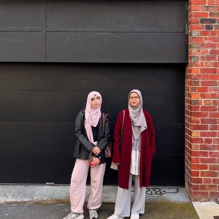 <p>Ines dan Sienna tampil serasi saat berpose berdua. Sienna yang memakai <em>outfit</em> pink dan hitam terlihat ceria, sementara Ines tetap memesona dengan gaya santainya.&nbsp;(Foto: Instagram @nesyanabila)</p>